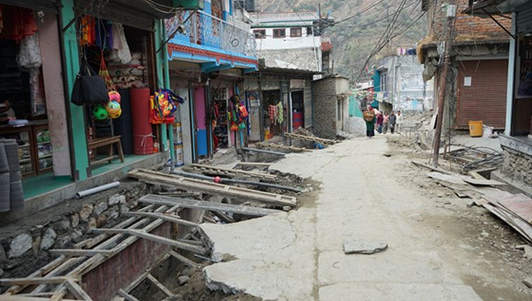 टहरा भत्काएर दरवाङमा सडक विस्तार